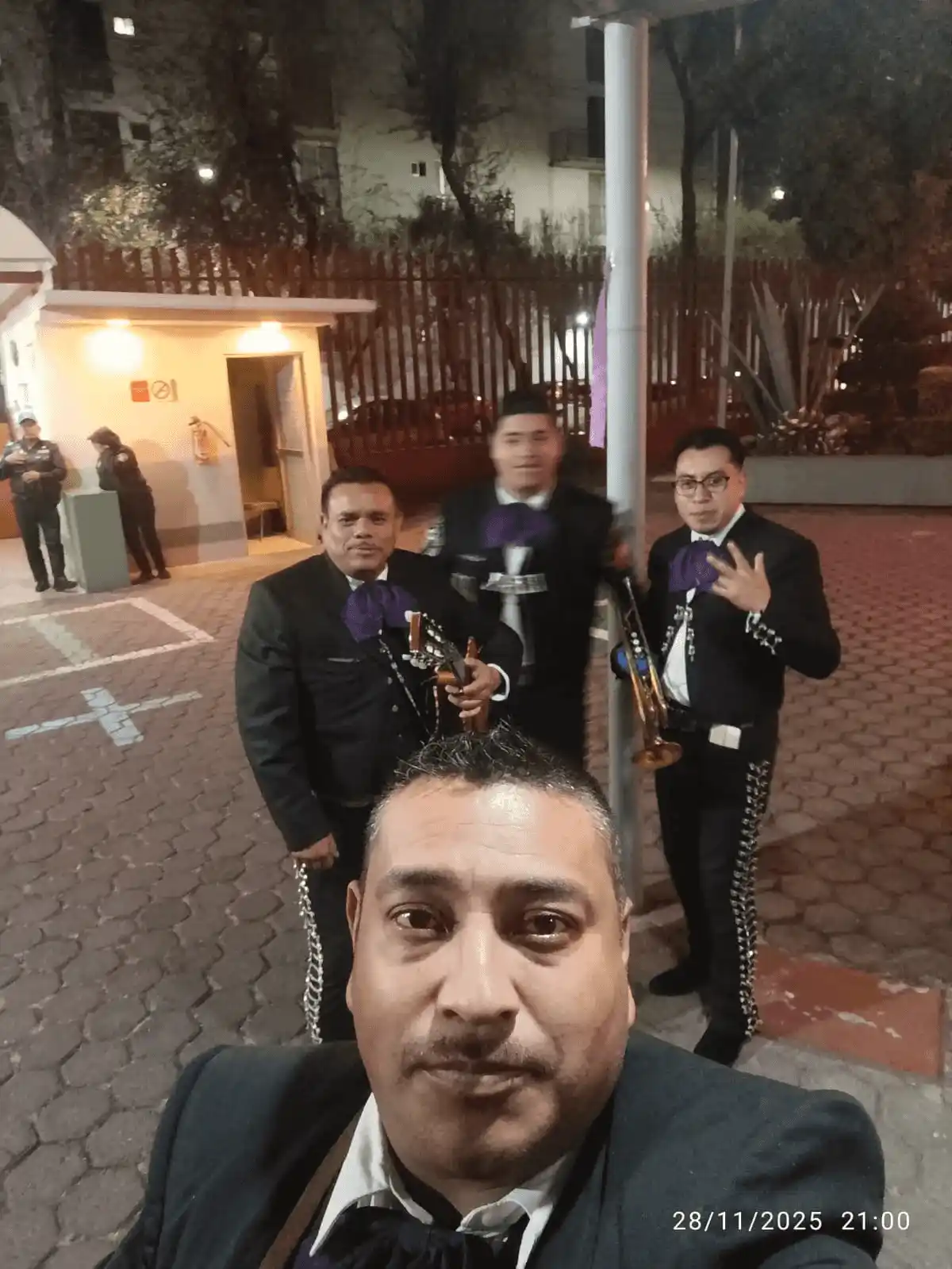 Músicos de Mariachi Rieleros en presentación profesional